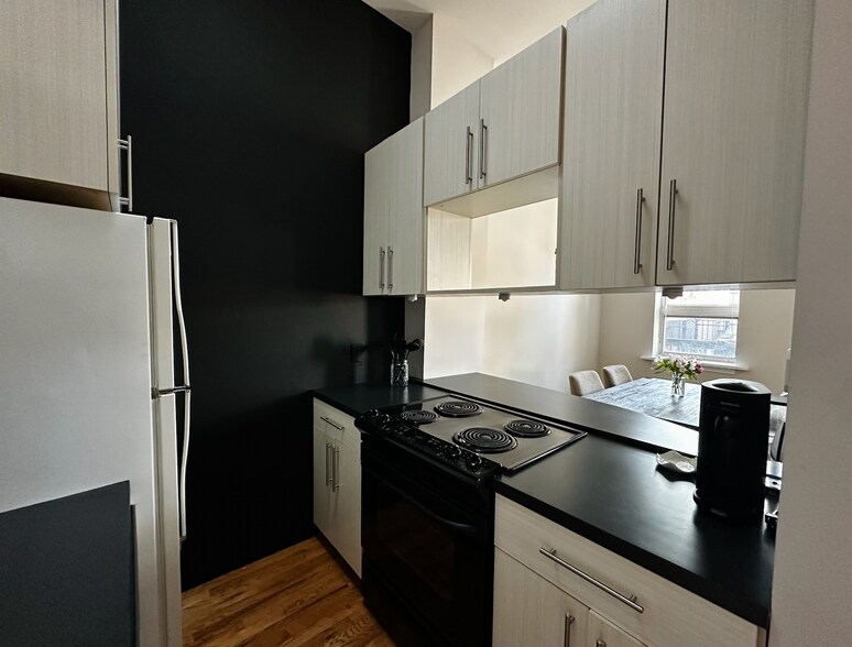 Kitchen - 1906 N Hermitage Ave