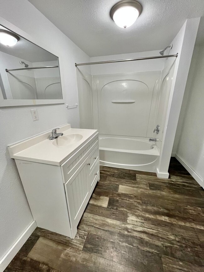 Building Photo - Affordable 3 Bed/1.5 Bath Near Downtown!