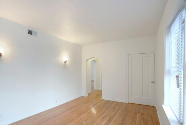 Building Photo - 1108 E 82nd