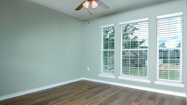 Building Photo - 4 Bedroom PG Townhome for Rent!