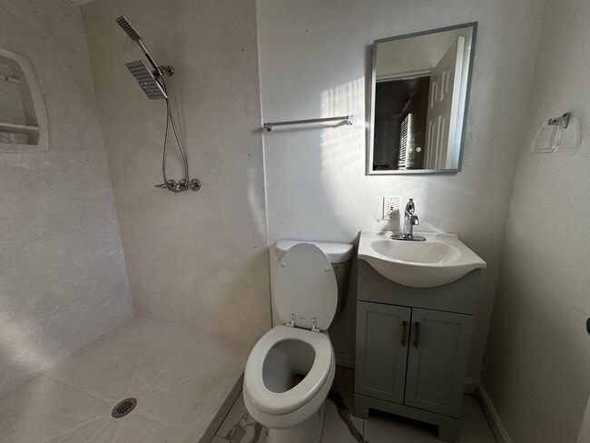 Building Photo - 3 Bedroom 2 Bath Home