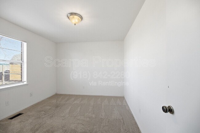 Building Photo - 920 W Memphis St