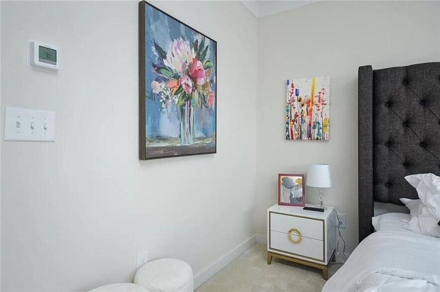 Building Photo - 2048 Holtz Ln