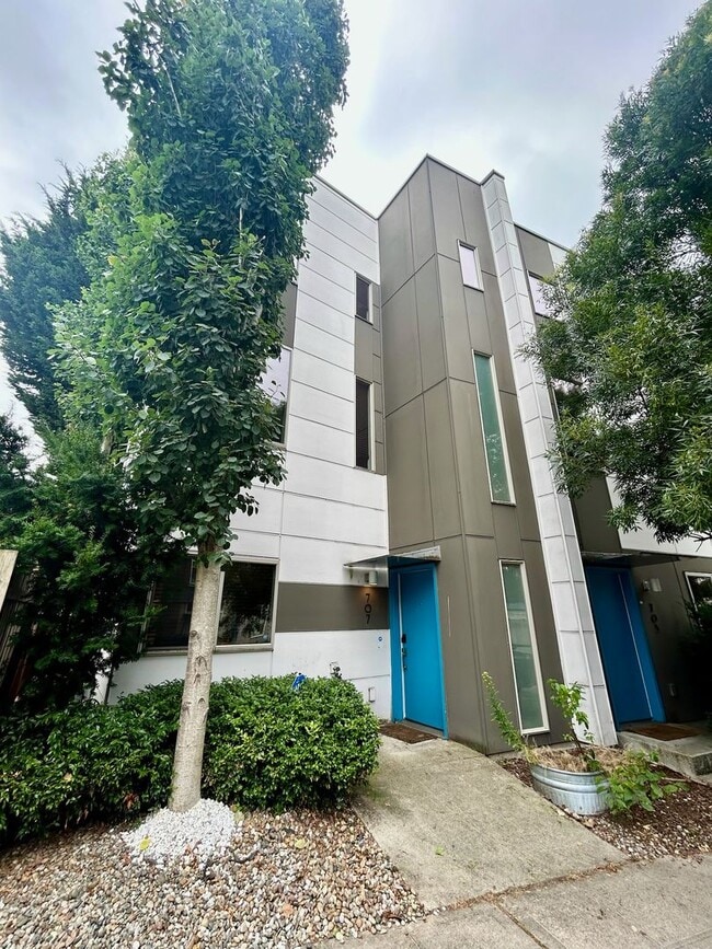 Building Photo - East Queen Anne Townhouse