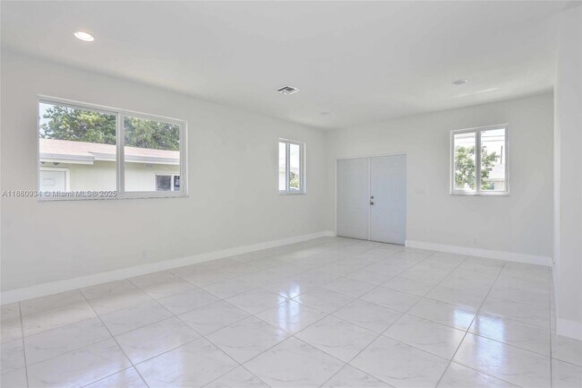 Building Photo - 806 NW 5th Ave