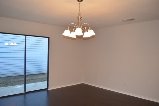 Building Photo - Newly remodeled 3 bed 2 bath