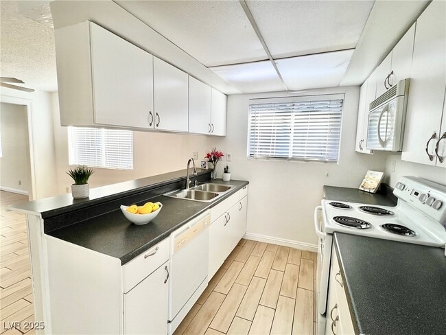 Building Photo - 428 S Beaumont St