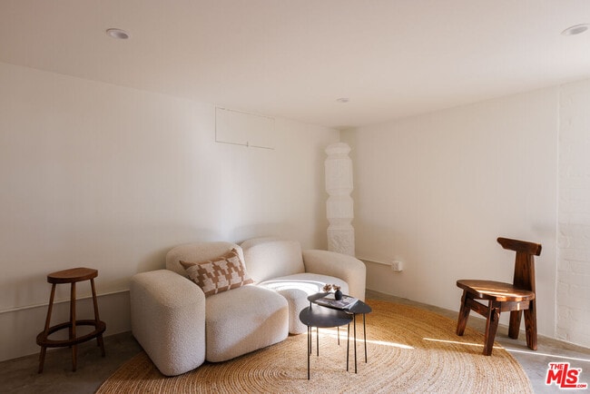 Building Photo - 1575 E Loma Alta Dr