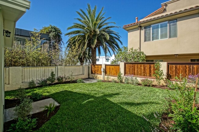 Building Photo - NEWLY REMODELED, SPLIT-LEVEL 3BR2BA DUPLEX...