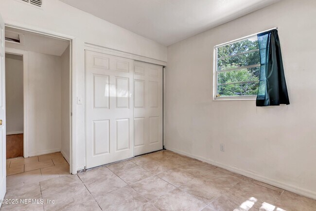 Building Photo - 4407 Melvin Cir E