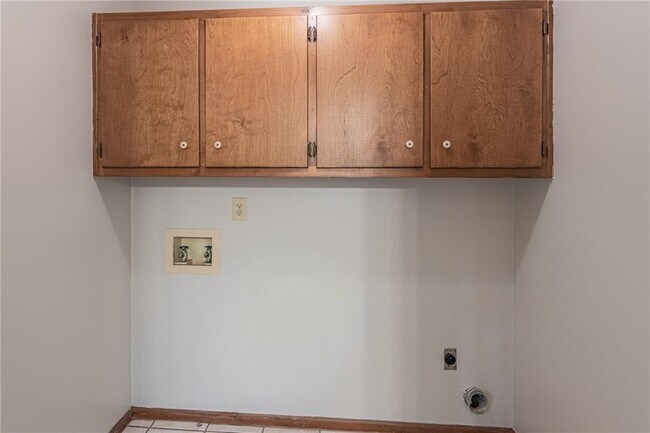 Building Photo - 736 Singley Dr