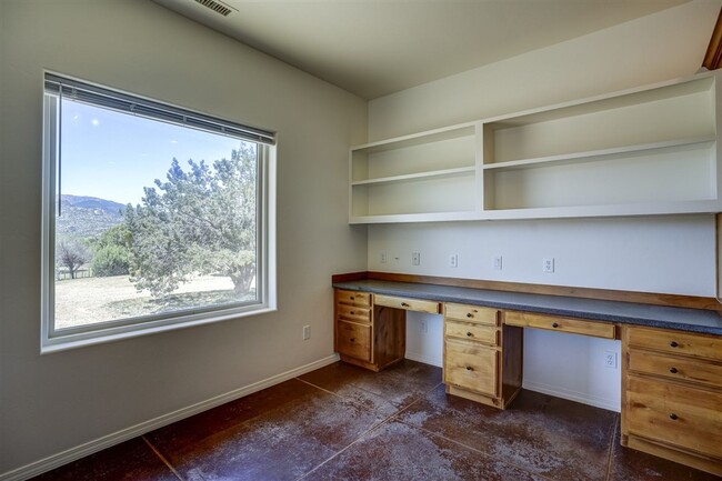 Building Photo - Cozy 2 Bedroom with Picturesque Granite Mo...