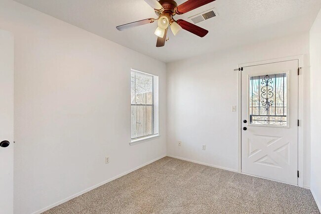 Building Photo - 699 Lakeview Cir SE