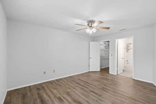 Building Photo - Condo For Rent in North Oaks!