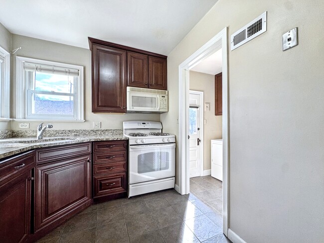 Building Photo - 1050 E Bates Pkwy