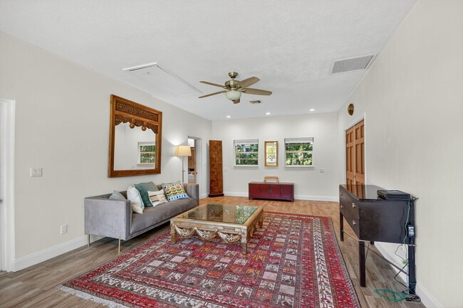 Building Photo - 6225 Pine Dr