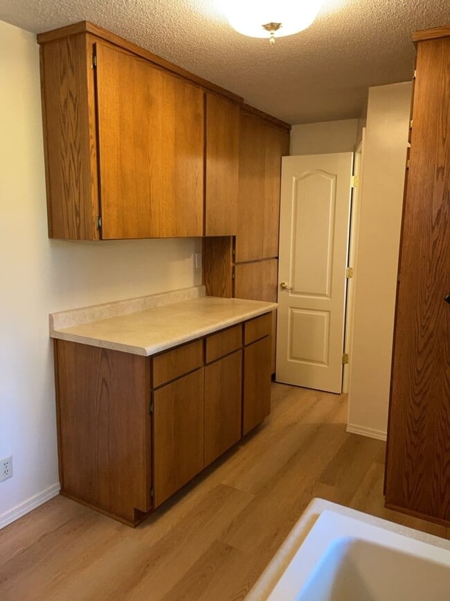 Building Photo - Newly updated - 3 Bedroom 1.5 Bath 2 Car G...