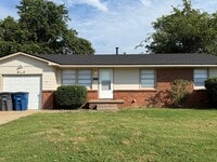 Building Photo - 3 Bed, 1.5 Bath Fenced Pets Allowed