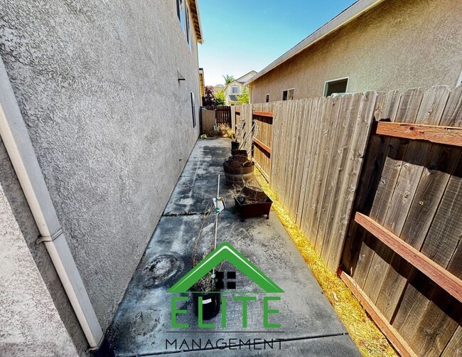 Building Photo - Home Located in the Highly Sought-after No...