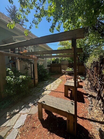 Building Photo - 634 NE 28th Ave