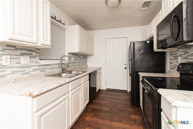 Building Photo - 2407 Lago Trail