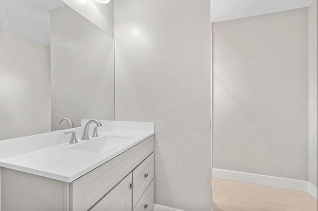 Building Photo - Bathrooms on bathrooms!