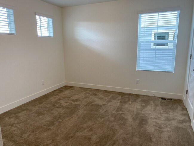 Building Photo - Stunning 4 bed 3.5 bath in Johnstown. Available NOW!