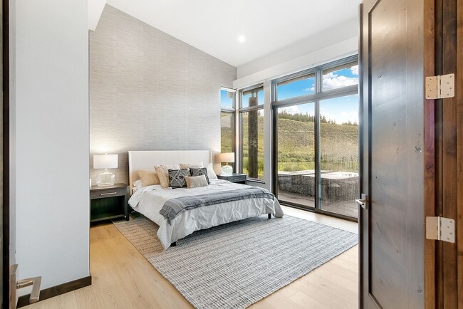 Building Photo - Luxury ski season rental is an entertainer...