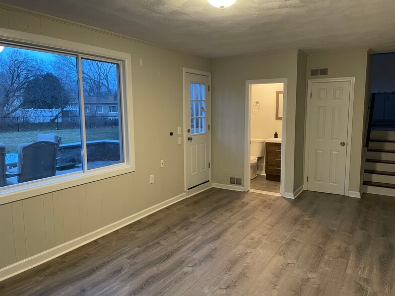 Family room - 87 Shalimar Dr
