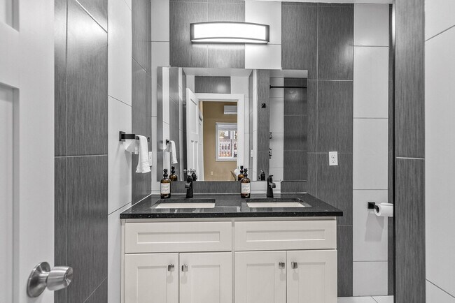 Building Photo - 917A 17th Ave