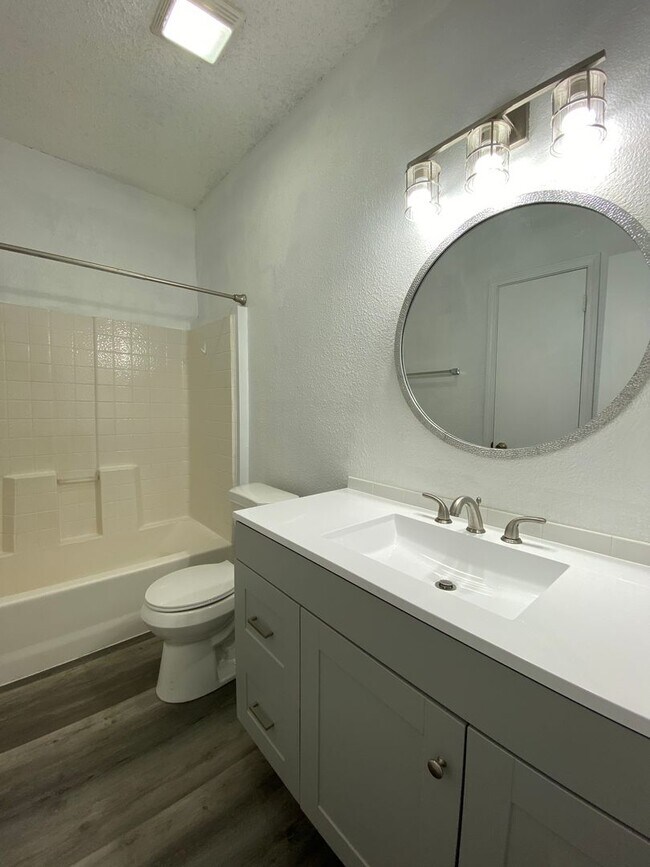 Building Photo - Victor Duplex