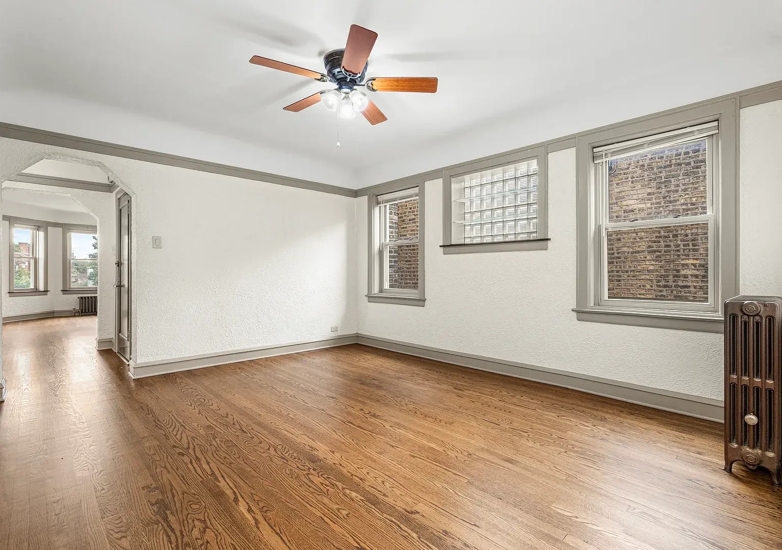 Building Photo - 5352 W Sunnyside Ave