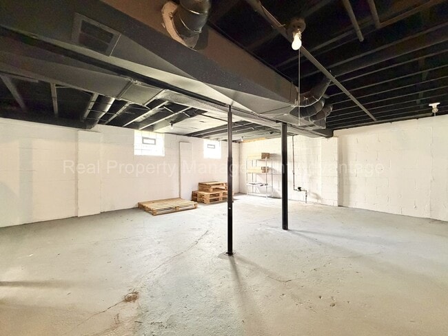 Building Photo - 1330 E Chesterfield St