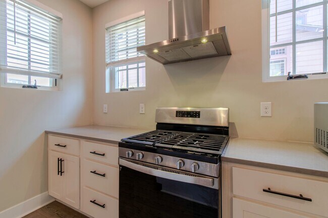 Building Photo - Downtown Milford Year Round Rental - Unfur...