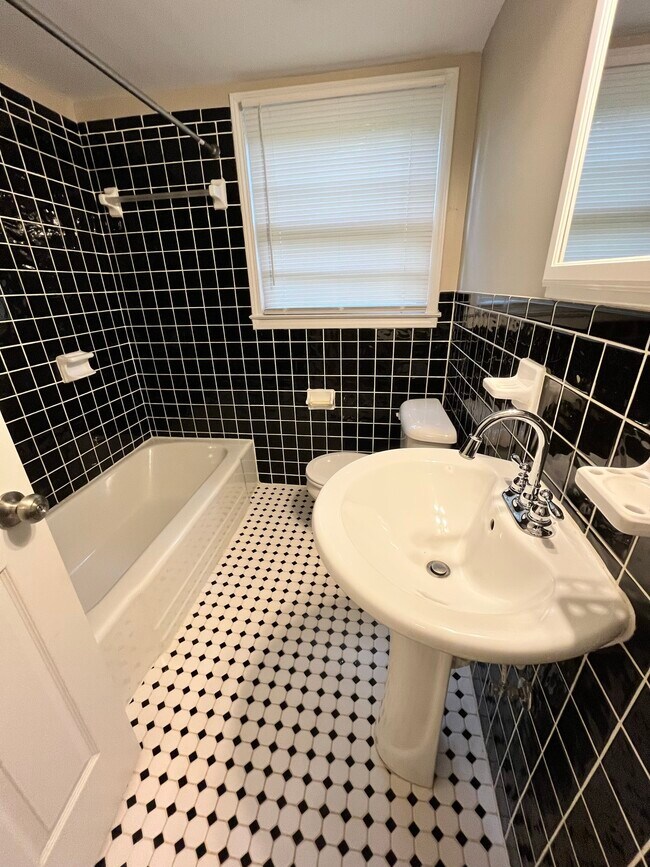 Building Photo - 3823 Kingswood Dr