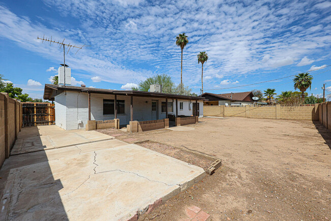 Building Photo - 3bed/1.5bath House at 35th Ave. & Cactus! ...