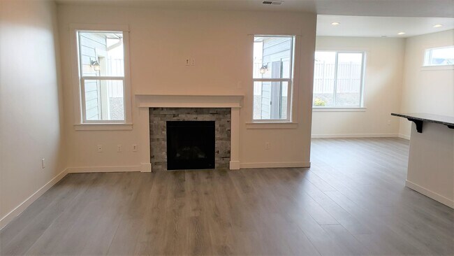 Building Photo - Like New Meridian Home!