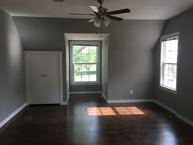 Building Photo - 123 Lloyd St