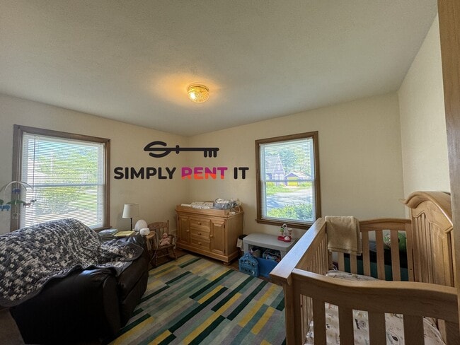 Building Photo - 3 Bedroom Downtown, Ames with Hardwood Floors