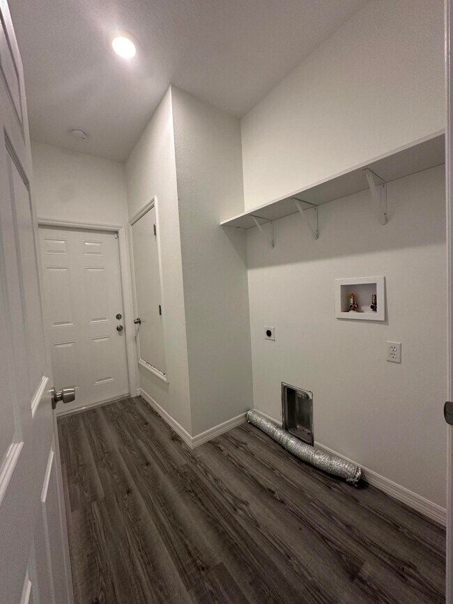 Building Photo - 466 Tobias St