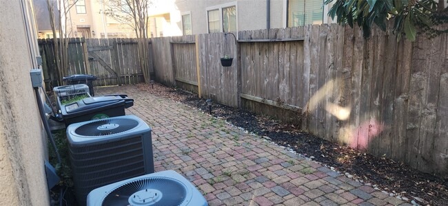 Building Photo - 11614 Royal Oaks Crossing