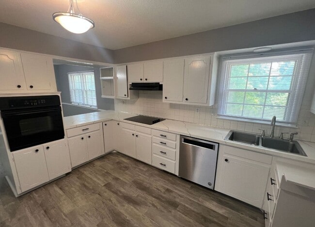 Building Photo - Renovated 2 Bed, 3 Bath Duplex with Finish...