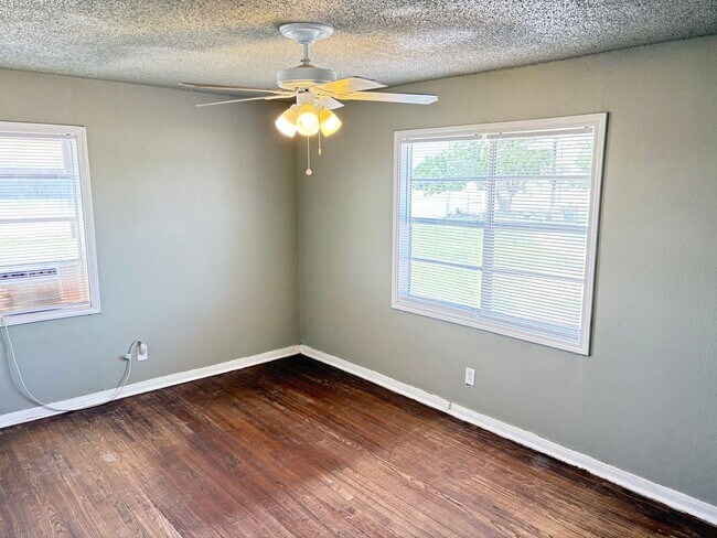 Building Photo - 2bed/1 Bath - Available May