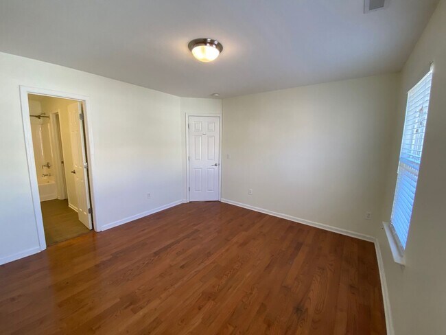 Building Photo - West AVL - Spacious Home in Scenic Bluff S...