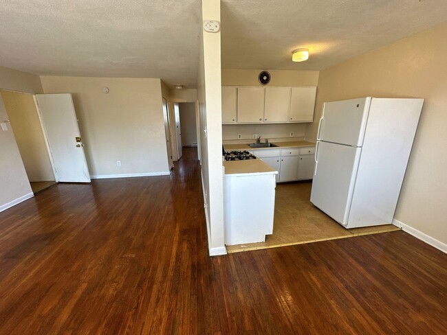 Building Photo - 2nd Flr 2 Bed 1 Bath Apt w/ Hardwood And T...