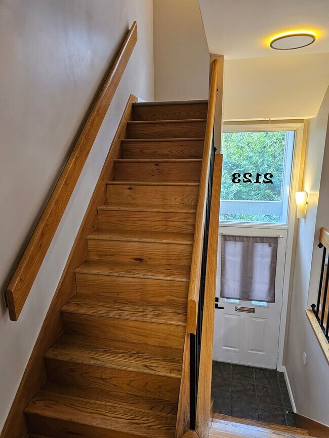 Building Photo - Wonderfully Remodeled Tri Level 3BR/2BTH Soulard Townhouse