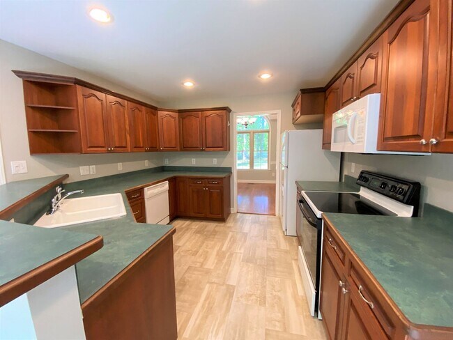 Building Photo - ~~ Luxurious Brick Home located in Mebane ~~