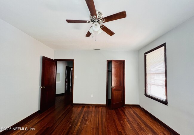 Building Photo - 2569 Myra St