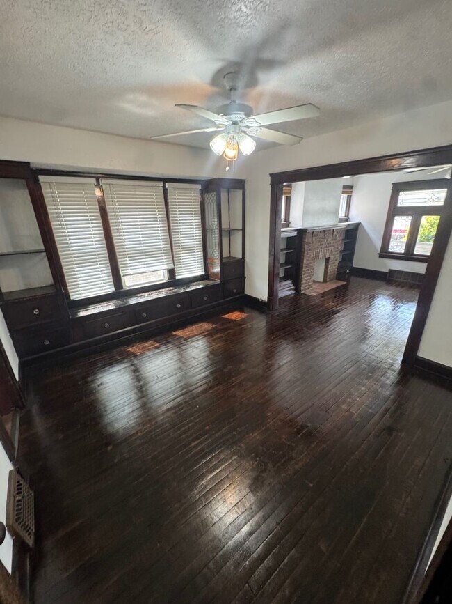 Building Photo - 2217 W 105th St