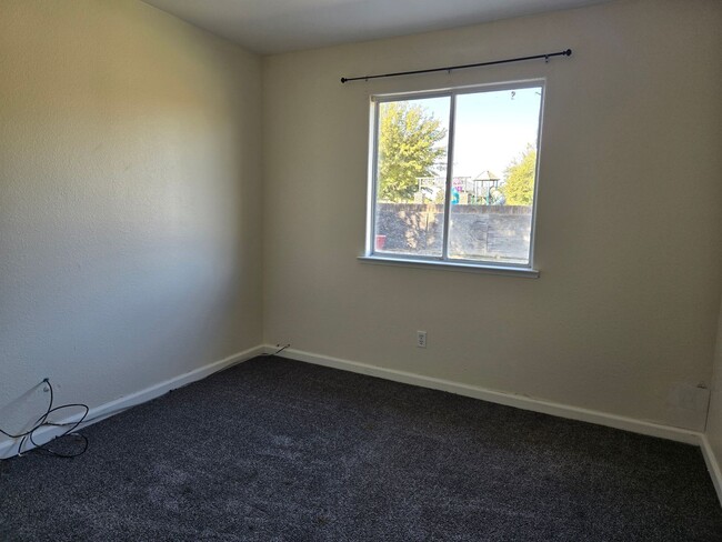 Building Photo - 3 BR 2 BA Available Now